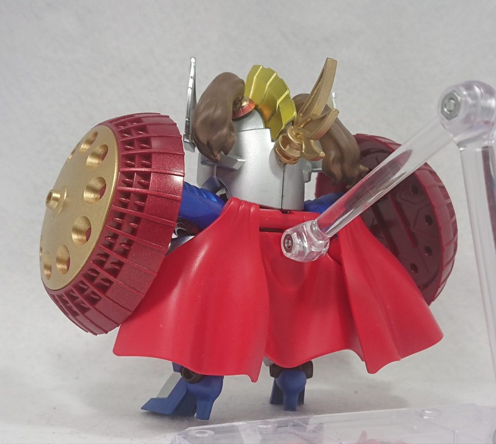 後ろから。
…足首を見栄え重視でノーベルガンダムのにしたはいいものの、自立性が最悪なのでスタンド必須です。
後頭部の飾りは太史慈ドムのものを使用。