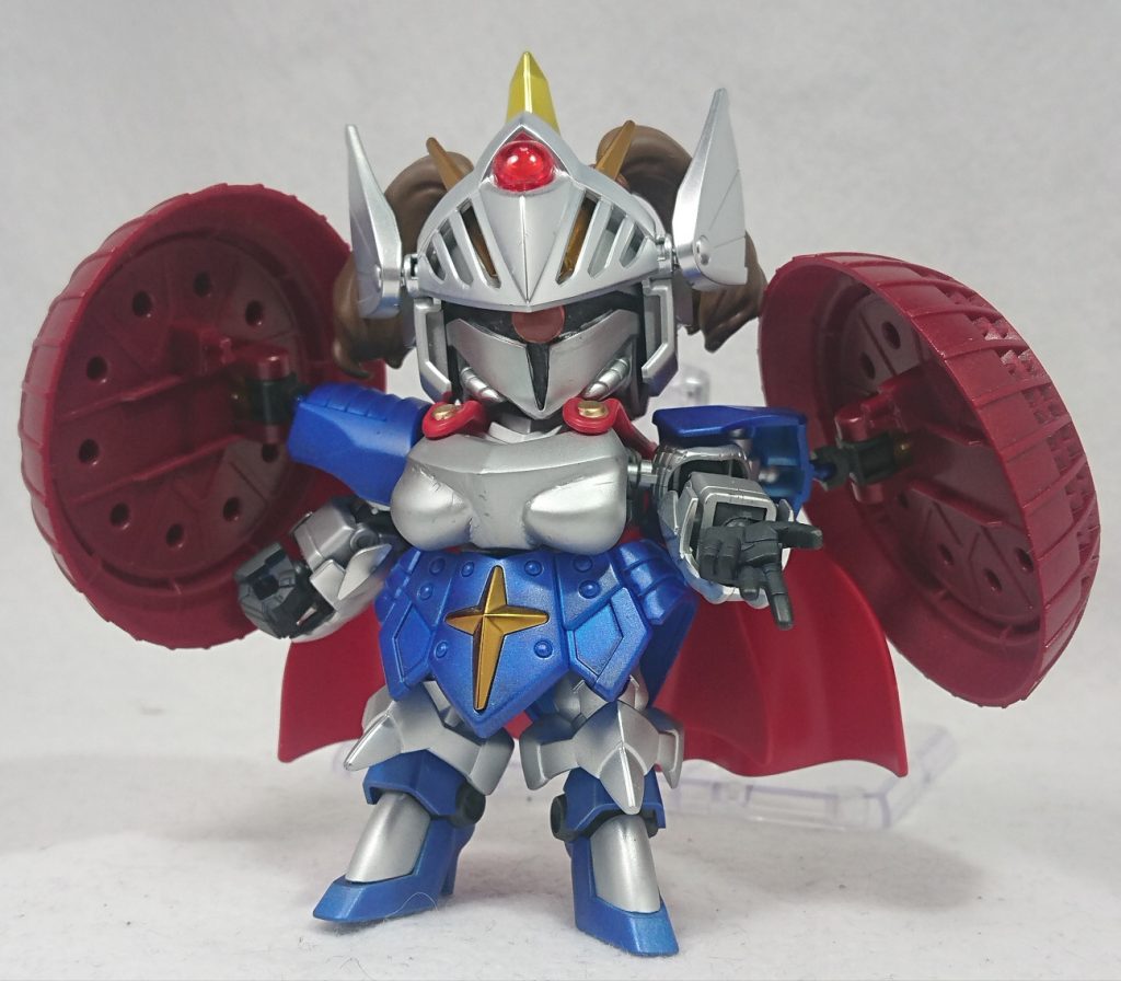 *「お覚悟はよろしくて?」*
胡軫ギャンの頭部は女の子らしさを出すために顎部分を細く削っています。
逆にボディの方は多少ボリューミーな方がそれらしいと思い、ほぼバーサル騎士そのまま。
外見的な特徴付けとして、騎士ガンダムの胸鎧をベースに胸パーツを自作してみました。