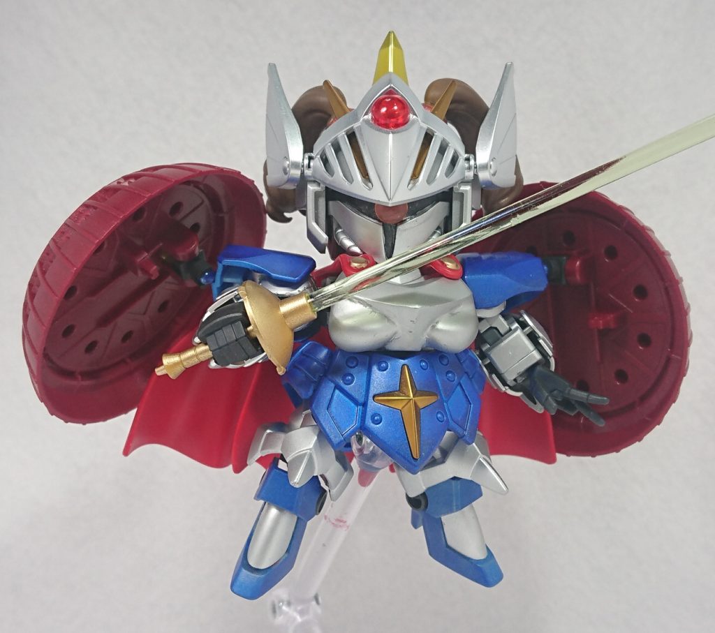 *「この私がいる限り…町の中には誰一人として入れさせませんわ!」*
ヴァリュアブルポッド付属のサーベルがちょっと大きすぎたので、ダイソーのアクリルピックを使用してクリアサーベルを作成。