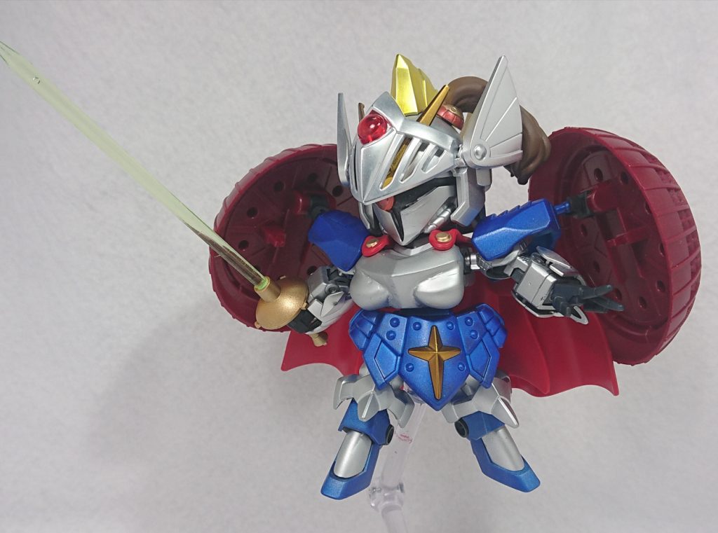 モノアイはHアイズを使用。
両面テープを使っているので多少横を向かせることもできます。