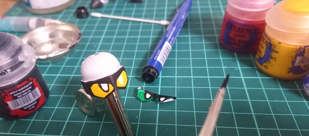 目は適切なシールがなかったので手描きです。暴走Verも含めて2パターン描きました。