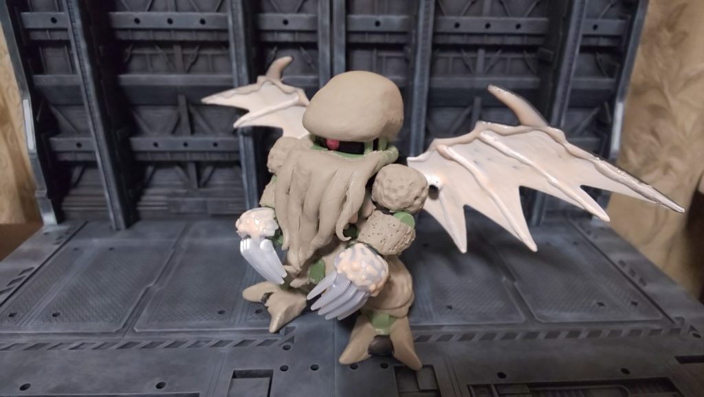 初投稿です。
 SDCSザクをベースに、エポパテや瞬間カラーパテでクトゥルフをモチーフに改造しました。エポパテ弄りは初めてで処理が雑でしたが、かえって味のある質感になってくれました。
 ザク本体に使った塗料はファレホのみで、全て筆塗りです。プライマーで真っ黒にしたところへドライブラシの要領でガサガサと色を重ねています。