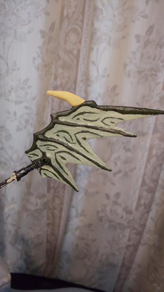 羽根はSDEXのデスサイズのもので、瞬間カラーパテを使って骨や羽の質感を作っています。模様はあるゲームのドラゴンを参考にイメージで描いてみました。