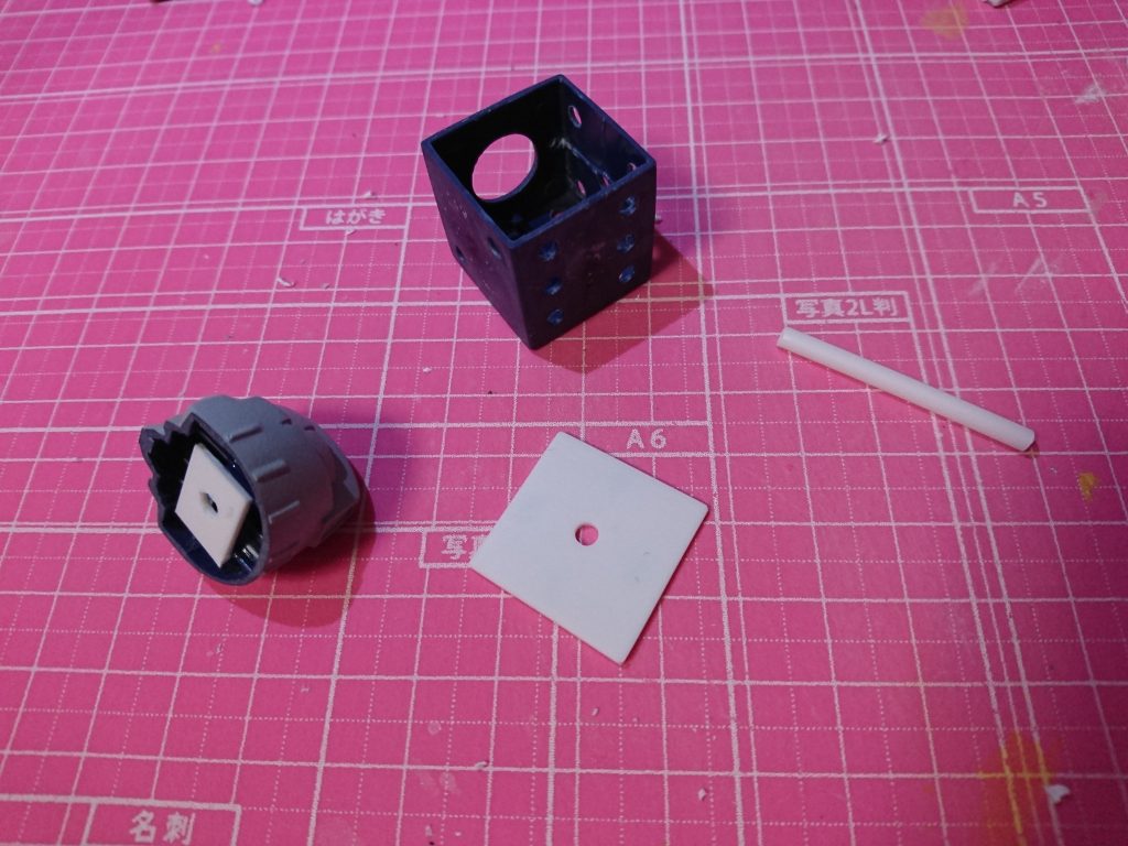 頭部は、簡易可動式にしています。