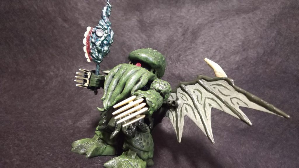 ザク・トゥルフ唯一の手持ち武器『名状しがたいヒートホークのようなもの』。別名ショゴホーク。
 振り下ろされた手斧は対象を切り裂く事はなく、まるで意思を持ち相手に噛みつくかのように襲い掛かる。ショゴホークに捕らえられた機体のパイロットが目にするのは、自機を包むように広がる玉虫色の粘体と、『てけり・り、てけり・り』という鈴の音にも似た何かの声だという。