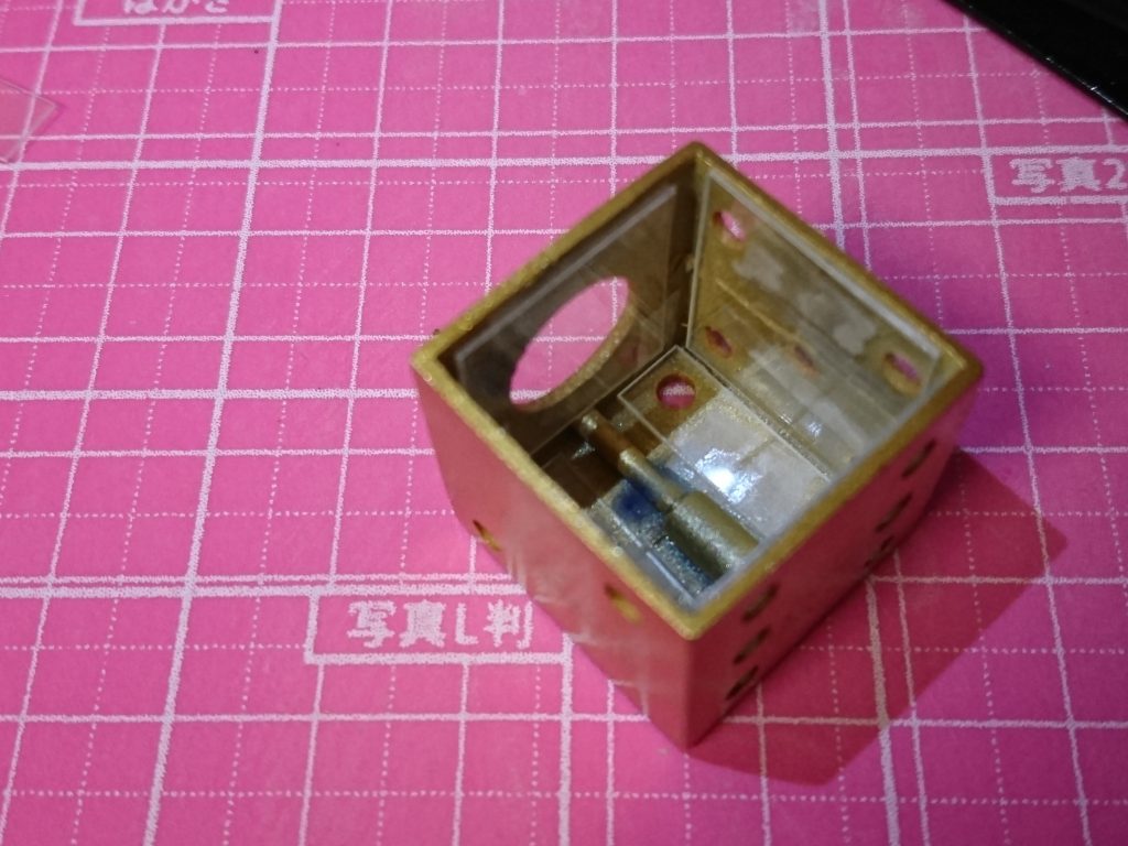 サイコロの目は開口し、裏から透明プラ板を貼り付け、