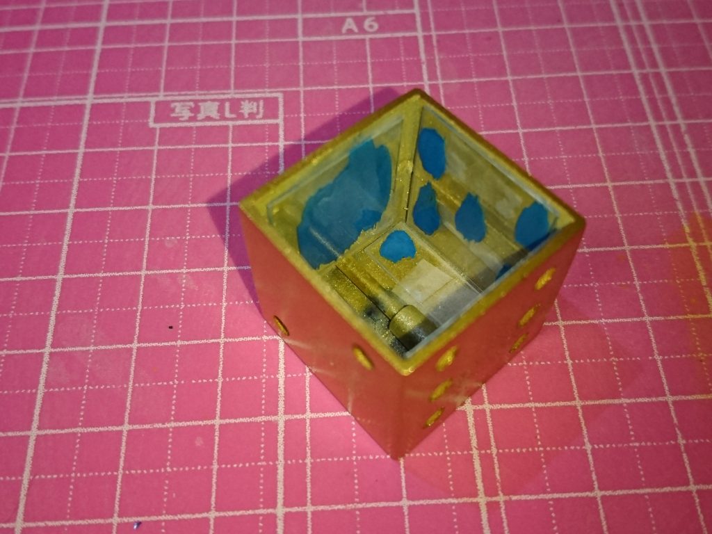 貼り付けた透明プラ板の裏側に、塗装しています。