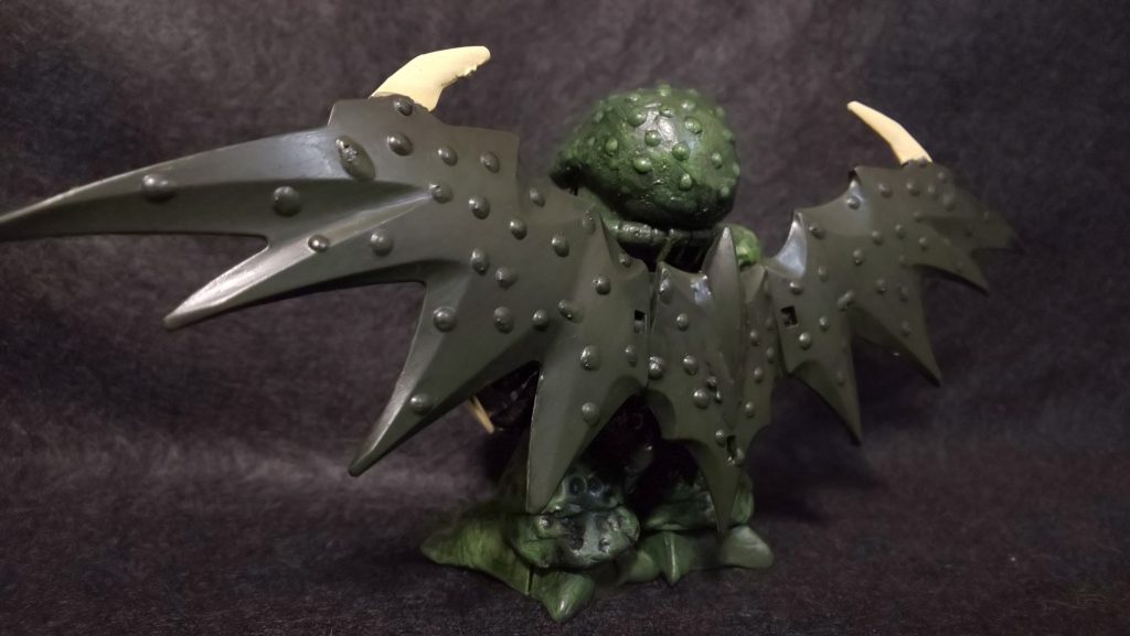 大いなる者の呼び声に誘われた果てに正気を喪ったあるビルダーが、その狂気の中で作り上げたSD『ザク・トゥルフ』。ザク・トゥルーとも呼ばれたその機体は、彼が目にした真実をその姿に表しているともされる。