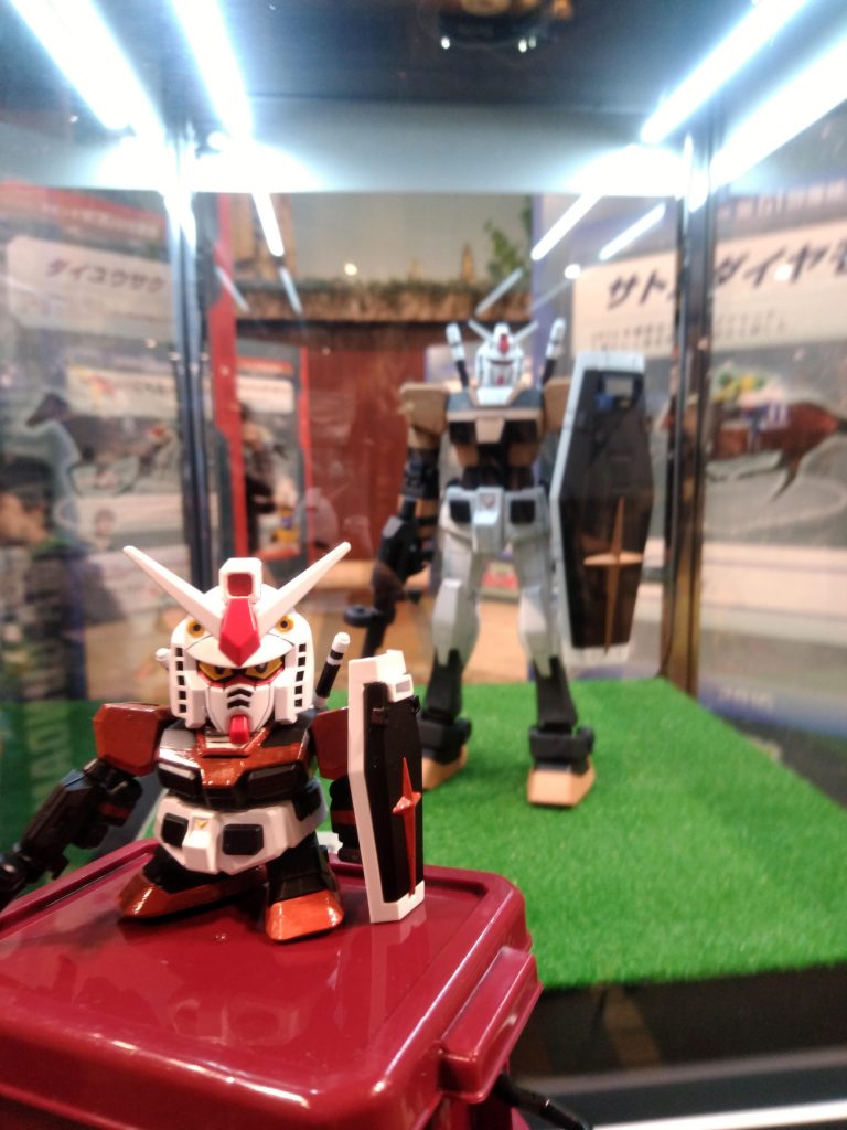 ガンダム　競馬場に立つ–3枚目/制作者：とむきゃっと