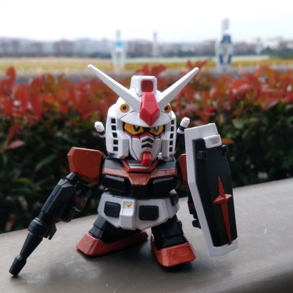 ガンダム　競馬場に立つ