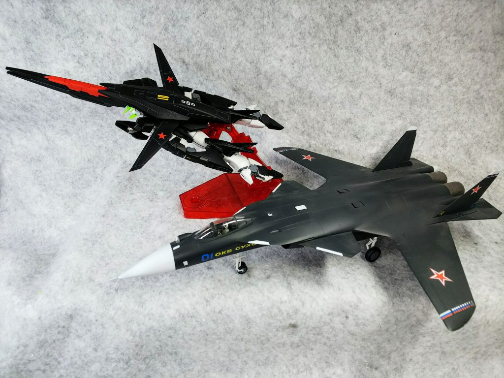 以前作った1/72Su-47ベルクートと並べてみました。カタチは似て…ないですね
ご覧いただきありがとうございました。