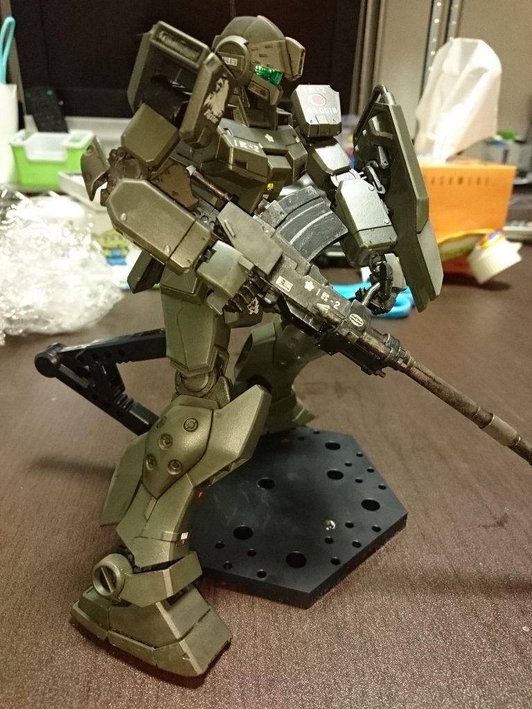 塗装はタミヤの陸自ODとウェザリングマスターを使用
自衛隊機は整備が行き届いている体でウェザリングはやりすぎない程度に