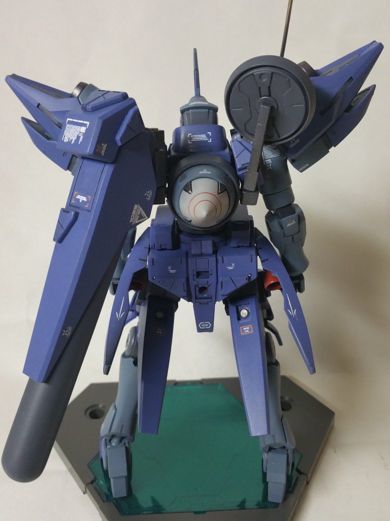 背負いものとして粒子貯蔵タンクとレドームを付けております。基本的に後衛向きかな?背負いもので重くなってそうだし肩や足裏にブースターを取り付けてついでに機動性もあげておこっと