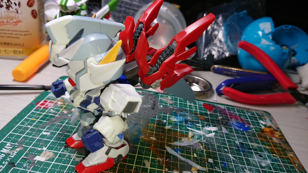 成型作業後期、マイクロミサイル展開ギミックを仕込んでます