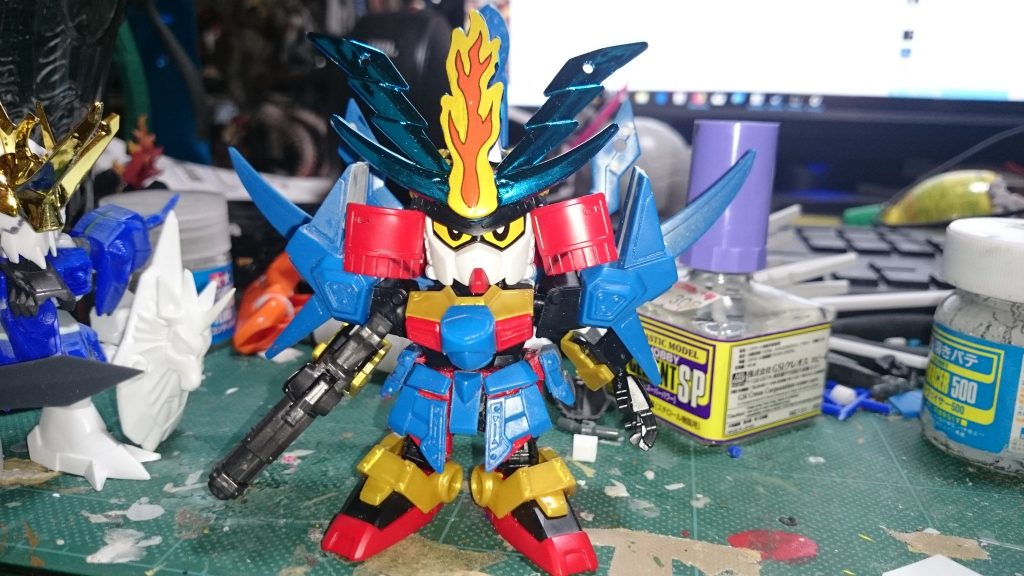 レジェンドBB武者頑駄無に雷の鎧を切り刻んでミキシングしています。
親子だけあって相性抜群。この後さらにSDCSフレームを仕込みました。