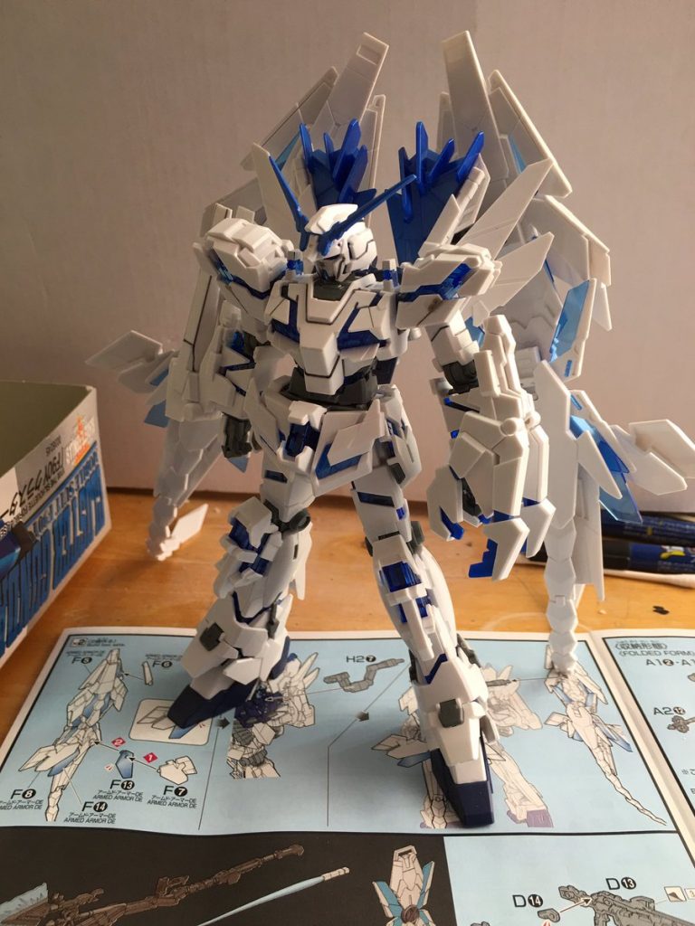 組み上げた所、後は墨入れ位で完成のつもりでしたが、
どうにも背中周りが寂しかったので部分塗装に踏み切りました。