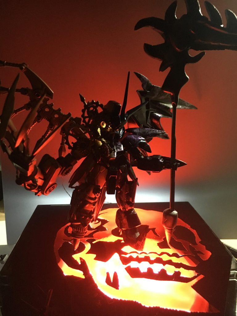 台座の方も下から光をあてドクロから赤い灯が機体にうっすらあたるようにして蒸気機関の魔神っぽさをイメージしてみました