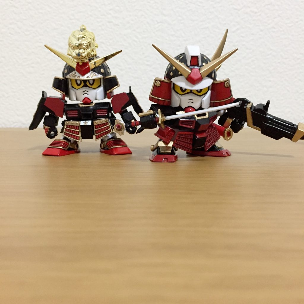 弟と。兄貴の方が背が低くなりました。
自分の最大の目標は、旧BB戦士の体型でよく動く改造することなので、目標に近づいてはいるのかなと…