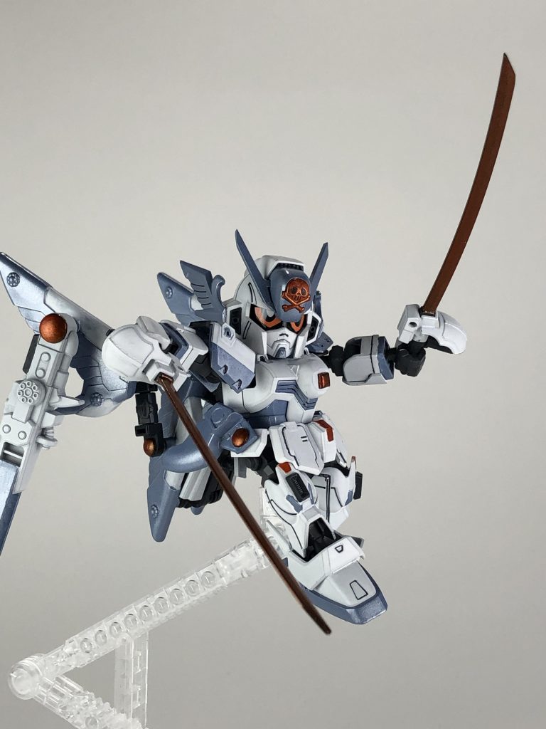 ビームザンバー改・「アムニス」。ビームザンバーのビーム刃を武者飛駆鳥の烈旋丸に変更し、細く長くビーム出力・形状を集中させることによって、より強固で切断性を高めています。烈旋丸と同様にビームエネルギーを纏わせて振れば衝撃波も出せます。アムニスはラテン語で海流の意味です。