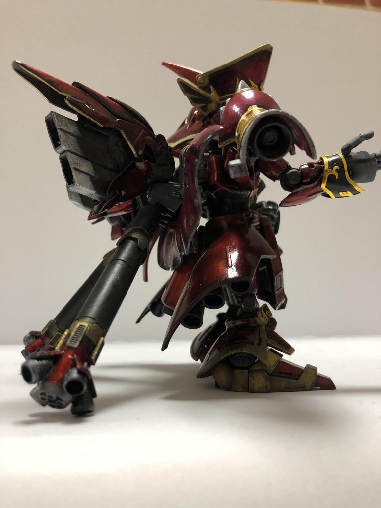 高速で戦場を飛び回るため、スカートの中にも姿勢制御用などのバーニアが付いています。