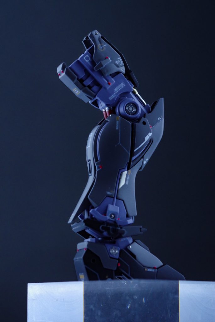 メタルパーツやフィニッシュシート、マーカーなどで部分的に情報量を増やしていき完成です