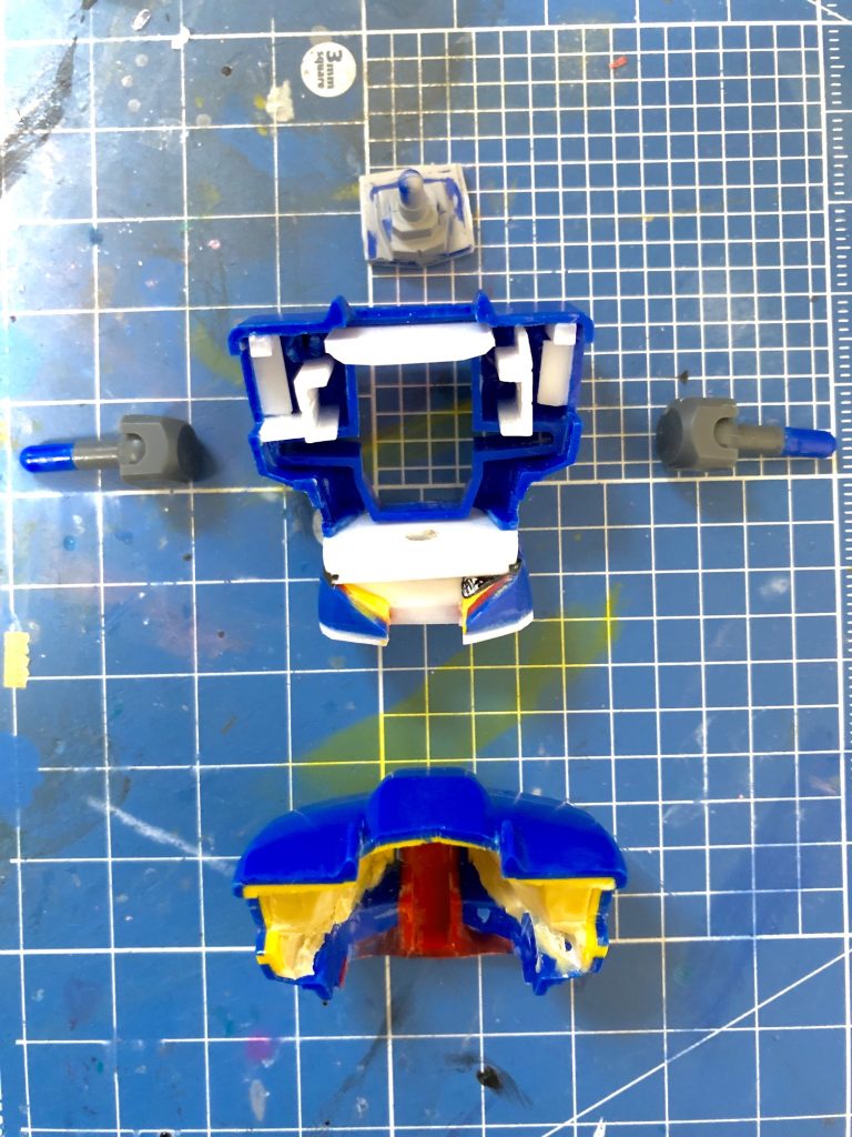 上半身は不要な部分をエッチングソーで切断し、関節部はボールデンアームアームズに置き換えました。