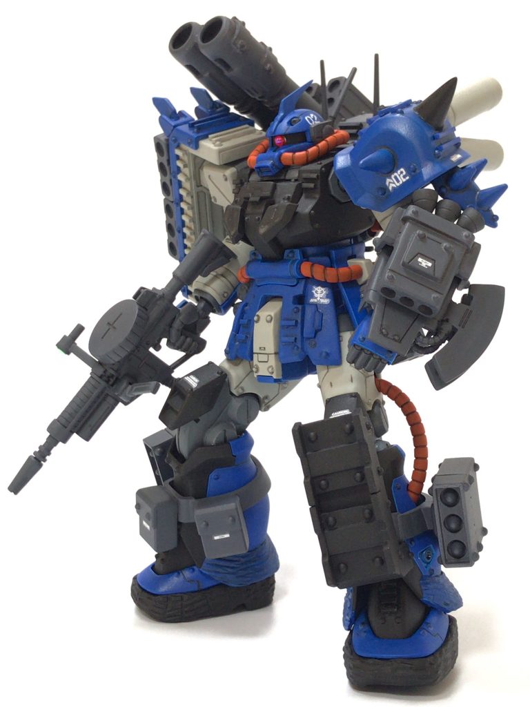 基本装備はF2型のものをそのまま使用。追加で旧キットのザク・デザートタイプやオリジンザクの武器を持たせています。ザクマシンガン自体はF2型のものですがオリジンザクの給弾ベルトを改造して取り付けたりAOZのジムキャノンⅡのようにヒートホークを籠手のように装備させています。