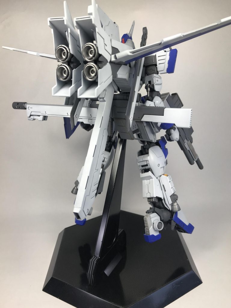 高機動戦闘用のバックパック、長距離狙撃用のスナイパーライフル、近接格闘用のブレード、アサルトライフルとシールドが主な装備
回り道しておきながら、出来上がったものはオリジナルとコンセプトが然程変わらない事に