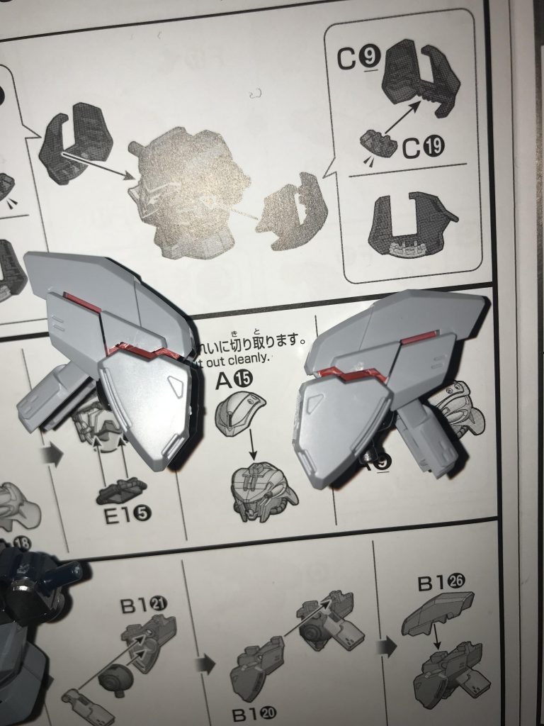 全身の仕込めそうな所にガンダムマーカーのメタリックレッドで塗装をし、サイコフレームっぽさを演出しました^ω^)
ここからは元のプラモであるシナンジュスタインVer.NTとのセルフ比較です。