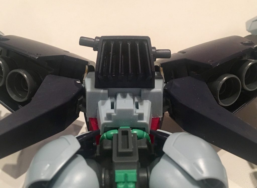 ただし、背中のスラスターが干渉するので、取り付け位置を変えないといけません…