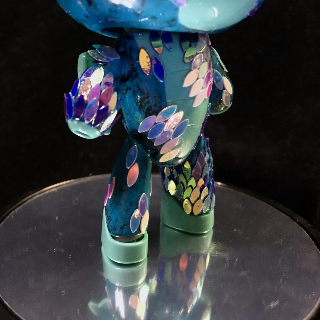 体の上半身左胸部、右腕、左足をラピスラズリとタンザナイトの結晶が全体を覆う。逆に右頭部、右胸部、左腕、右足はターコイズがちょっと結晶化。