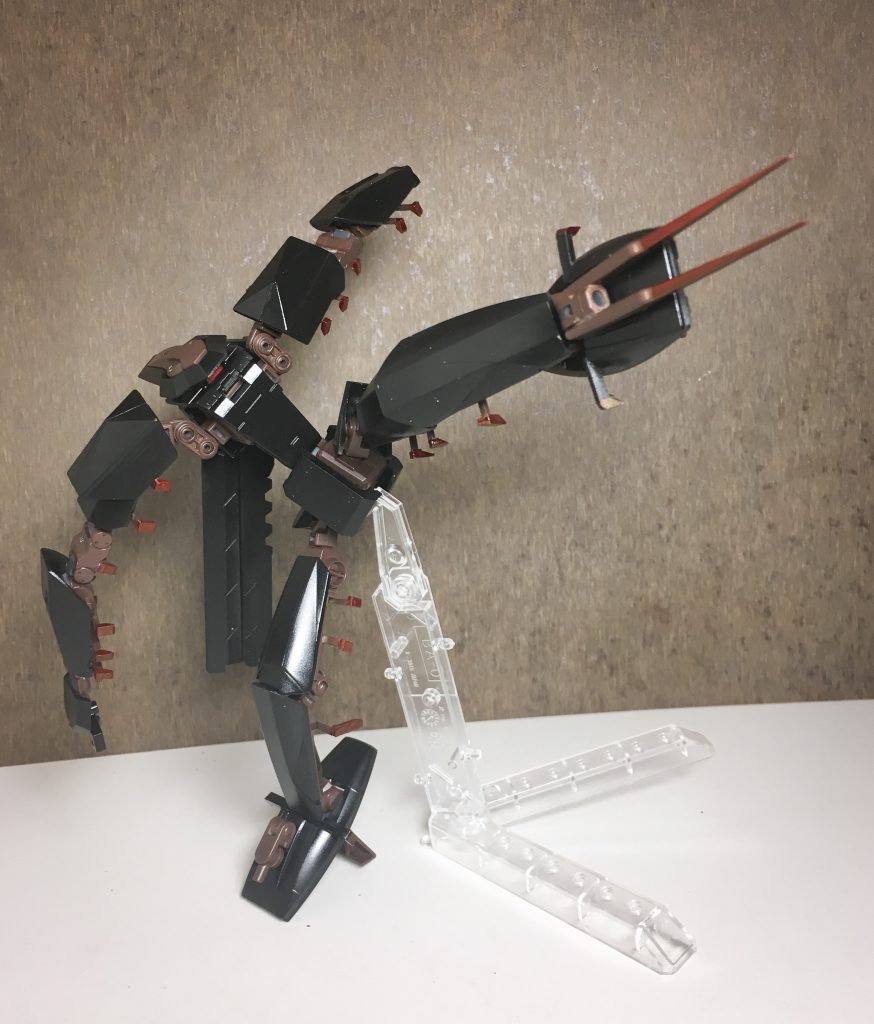 ヒートブレード
左爪先に装備された二枚のヒート式刃
使用頻度自体は少ないものの暗器の用に意表を突いた攻撃に使われる事が主で、この武装を使っての撃墜数自体は意外に多い