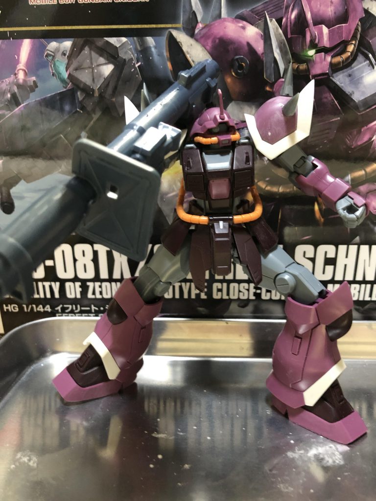 ヒートダート穴を削ってパテで埋めてます。スパイクはビルダーズパーツから。曲面なので接着剤を薄く隙間に入れて隙間を埋めてます。