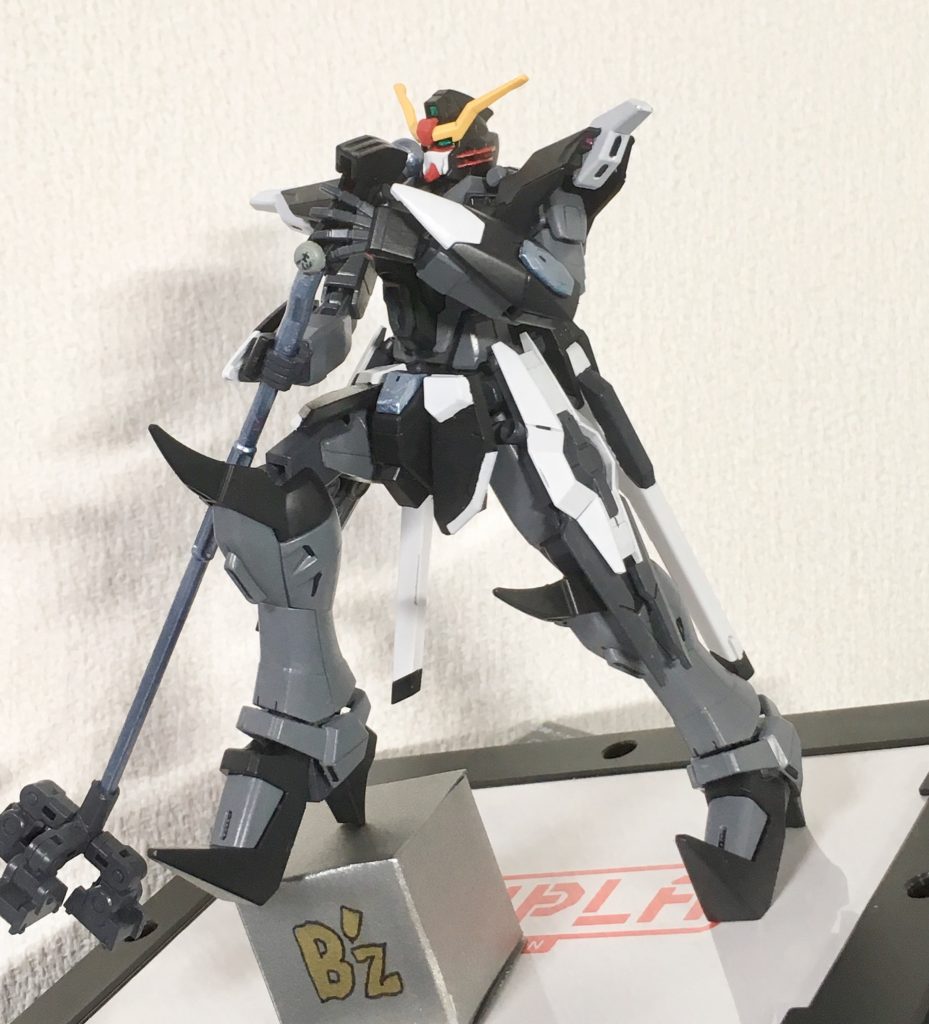 この機体の必殺技!『モード178』この機体の使用者は、大人気ロックバンドB’zのボーカル・稲葉浩志です。GBNリアル世界でマギーのバーの常連である稲葉さんが、交友のあるマギーのラヴファントムの予備パーツを使って作り上げたのがこの機体。マギーのガンダムラヴファントムも、B'zファンであるマギーがリスペクトで機体名にしていた逸話も。その名の通りこの機体はB'zの楽曲「LOVE PHANTOM」のあのLIVE衣装をモチーフにしていて、アクティブクロークの内側が赤色なのはそのため。ただこのアクティブクロークを使用しているのは、モード178発動中のLOVE PHANTOMを歌っている最中だけなのでとてもレアな装備です。