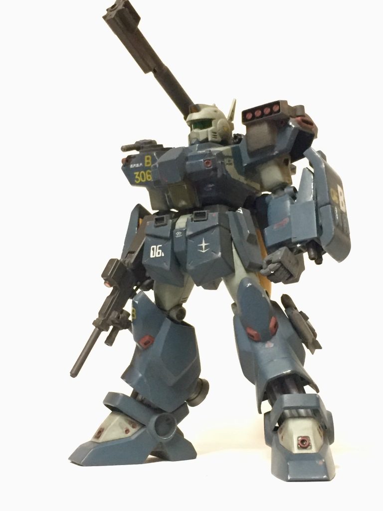 正面より。胴回りの装甲や火器類を中心に手を加えています。本編ではマシンキャノンを装備していましたが、より破壊力のありそうなビームキャノンに変更、左肩にはミサイルポッドを追加。
 カラーは重装型ガンキャノンをモチーフにしています。
