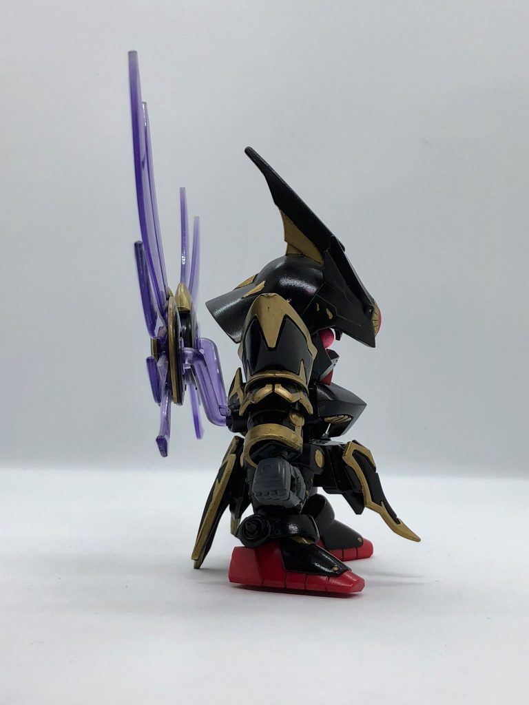 武器なしで横から
肩アーマー、腰の追加パーツ、ハンドパーツはLBXルシファーを使用しています。頭部は頭は騎士ガンダムのまま兜を司馬懿サザビーのものに変更。