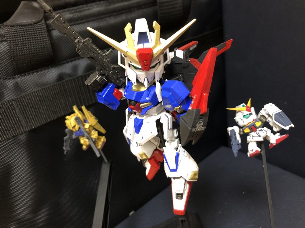 カミーユ「行きますよ、エマさん！」
エマ「ええ！カミーユ！」
カミーユ「クワトロ大尉！粛正しますか！？」
クワトロ「ええい！何故いつも私を殴りにくるんだ、カミーユ！」

可変型 クロスシルエット SD Zガンダムでした。