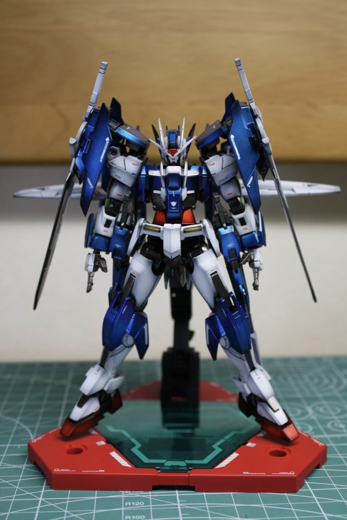 ド正面：塗装は白装甲を艶消し黒立ち上げ、他の装甲をキャンディ黒立ち上げで塗装しています。フレーム部分はメタリック塗装です。