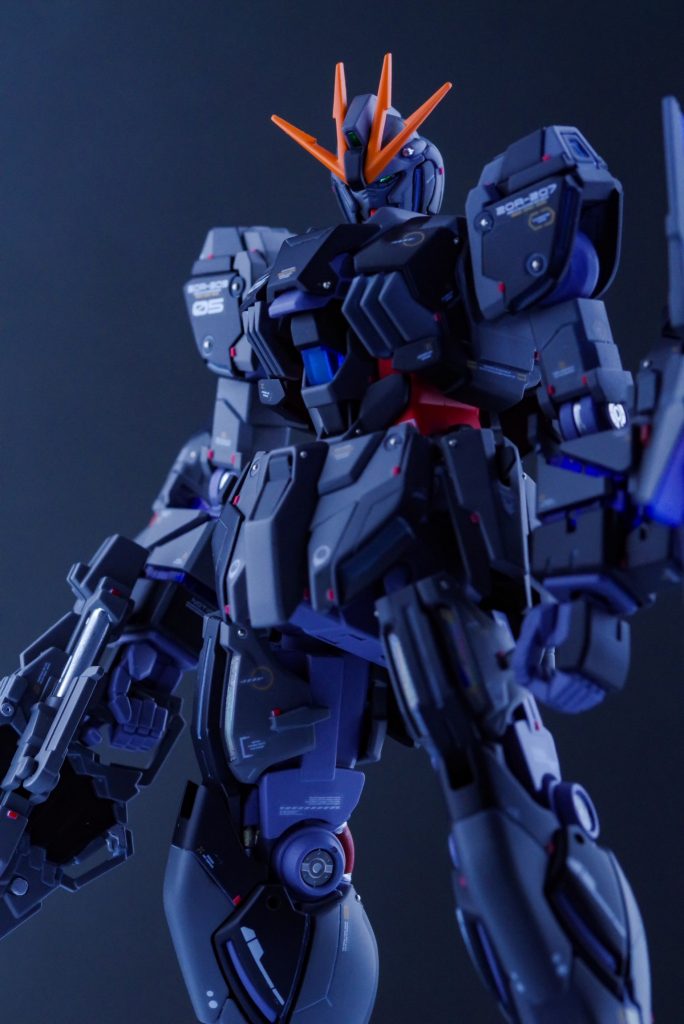 全体のカラーリングはグレーを基本としたロービジカラーで
クリアパーツを青系で統一することで冷たさを出しています