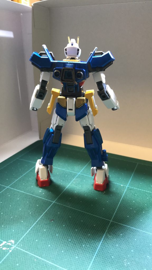背面はストライクガンダムの胴体を加工してAGE1のバックパックを取り付けました