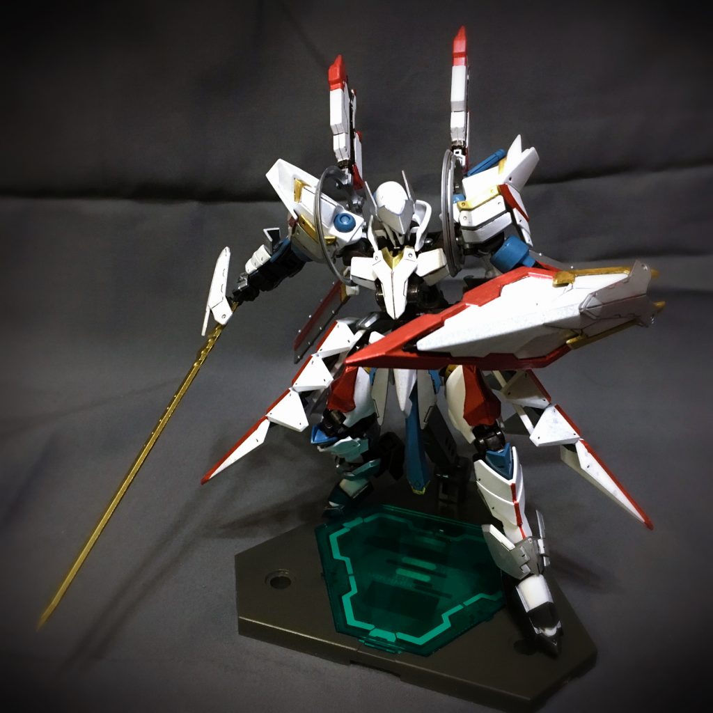 リアスカートの中央部は、ヴァルキュリアバトルシールドとして装備可能。先端は打突武器として使うこともできる。