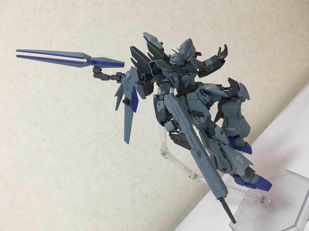 ・NT-B(ニュータイプ・バーサーカー)
ユニコーンガンダムに搭載された《NT-D(ニュータイプ・デストロイヤー)》の上位システムで、NT-Dを更に強化した狂気のシステム。
本来、NT-Dは敵性ニュータイプを感知することにより発動出来るが、このNT-Bはシステムを搭載したMSにニュータイプまたは強化人間が搭乗してれば、自由に発動出来るものであり、その性能はNT-Dのた5倍の性能をもち、制限時間が設けられてない。
バックパックのフレキシブル・スラスターに搭載された追加スラスターとプロト・フィン・ファンネルからネオ・ジオングに装備されていたサイコ・シャードに似た未知の光の結晶体を翼状に形成され、自由自在にサイコ・フィールドが展開することが出来る。
更に、パイロットであるアリアの左目《オーディンの眼》が解放され、これは情報分析と状況予測を行い、それにより未来予測を行うことが可能だが、オーディンの眼には脳に直接繋がっており、未来予測を行うには脳に負担が掛かり、長時間の使用が不可能という欠点をもつ。もし、やってしまったらあらゆる障害が起こることになり、最悪、死ぬ可能性もある。
このシステムは、袖付き残党に所属する《MSN-06S-02-2 シナンジュスタイン2号機 『フェアレーター』》にも搭載され、それに対抗する為にこの3号機にも搭載されることになる。
尚、このシステムの開発者は不明で、そもそもこのシステムはいつ開発されたのかも不明である。