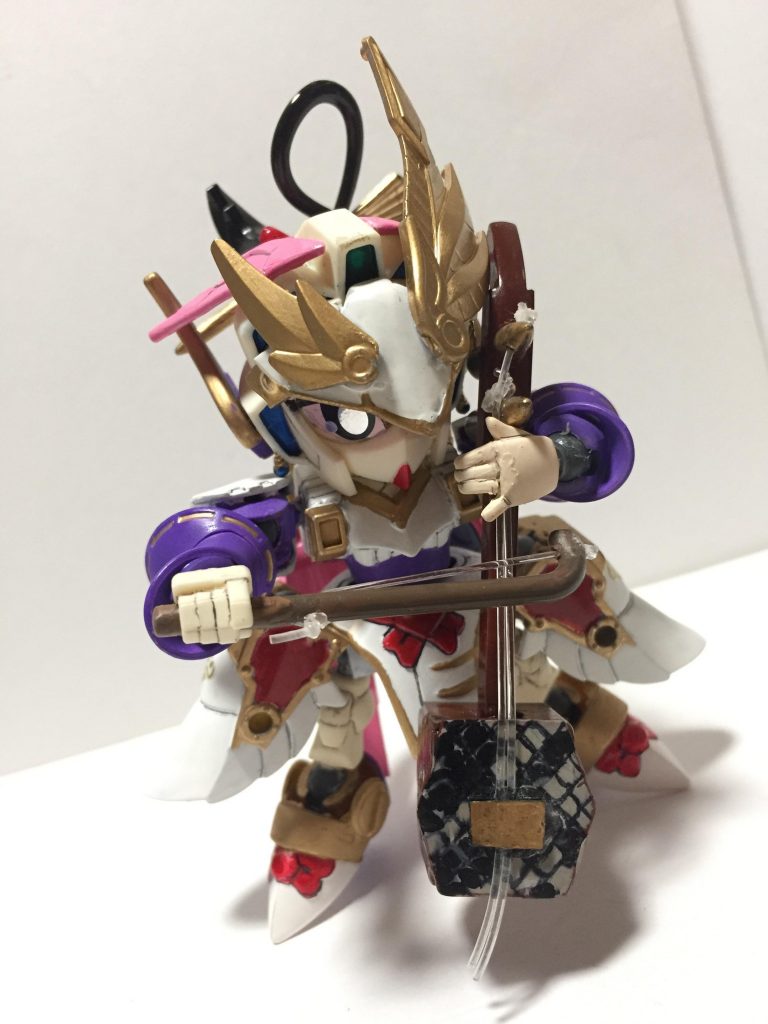 ここからがメイン！音律に通じていたという事で楽器をプラ板で作成。
こちらは擦弦楽器の中でも有名な二胡(にこ)。
ネットでいろいろ資料見ながら、出来るだけ実物の二胡を再現しました。
弦は100均のテグスです。