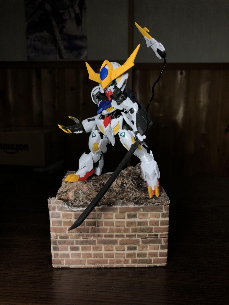 対照的に、左目は緑、左腕はバルバトスの最も最初の状態に太刀を持たせ、人間味の出るようにしました。