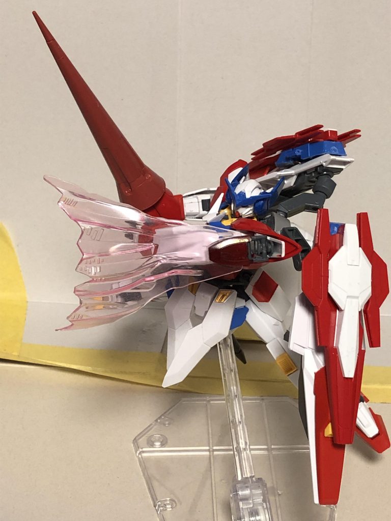 副武装のGNビームマントとGNフィンビット。GNビームマントは射撃兵装の防御やビームの出力、展開形状を変えてビームブレードにも出来ます