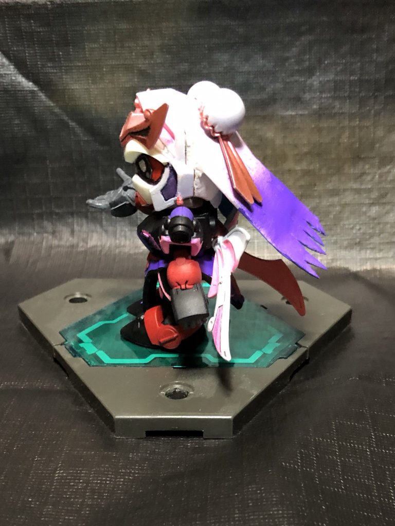 後ろの髪はプラ板を切り出して後頭部に仮接着してからパテを盛りました。