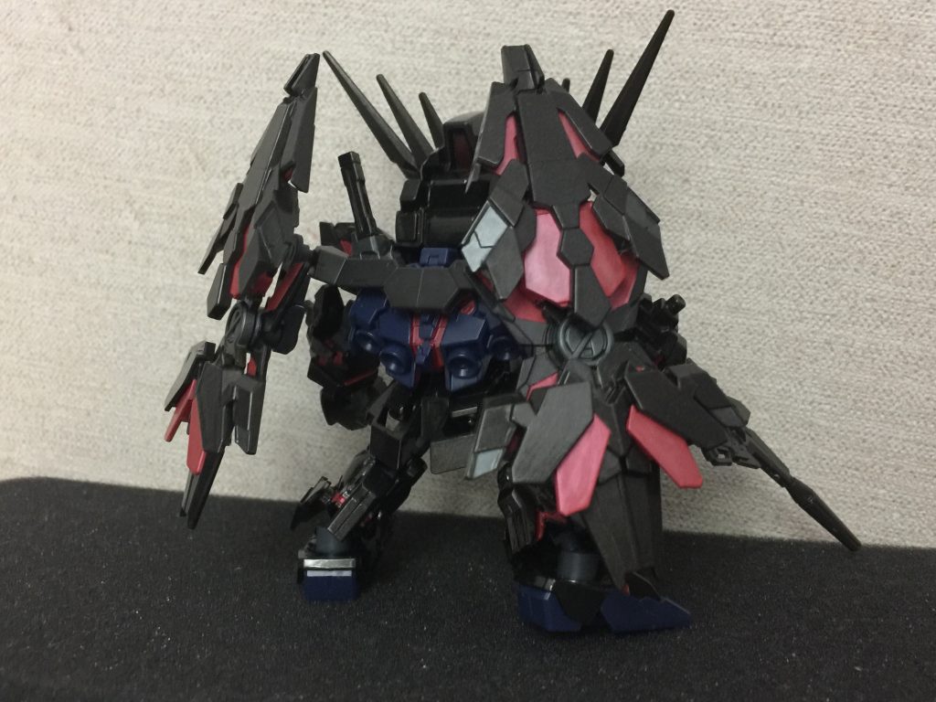 背中のアームドアーマー接続位置を下げた他は普通のフェネクスと変わりありません