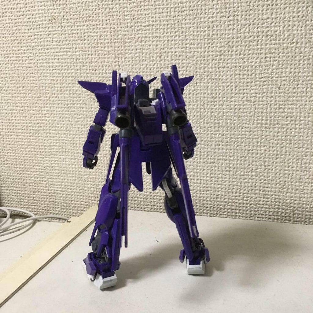 背面はリボーンズガンダムのファングを取り付けました。見た目的にファングは2つつけてますがバーニア部分はファングに取り替えれます。