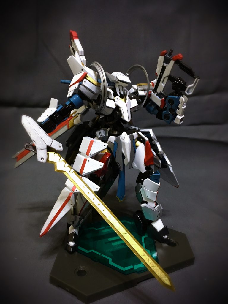 マルチウエポンサークレットの上部スタビライザーは展開してキャリバーライフルとなる。単発銃からマシンガンと、選択式だが、マシンガンとして使用するには弾数が少ない。