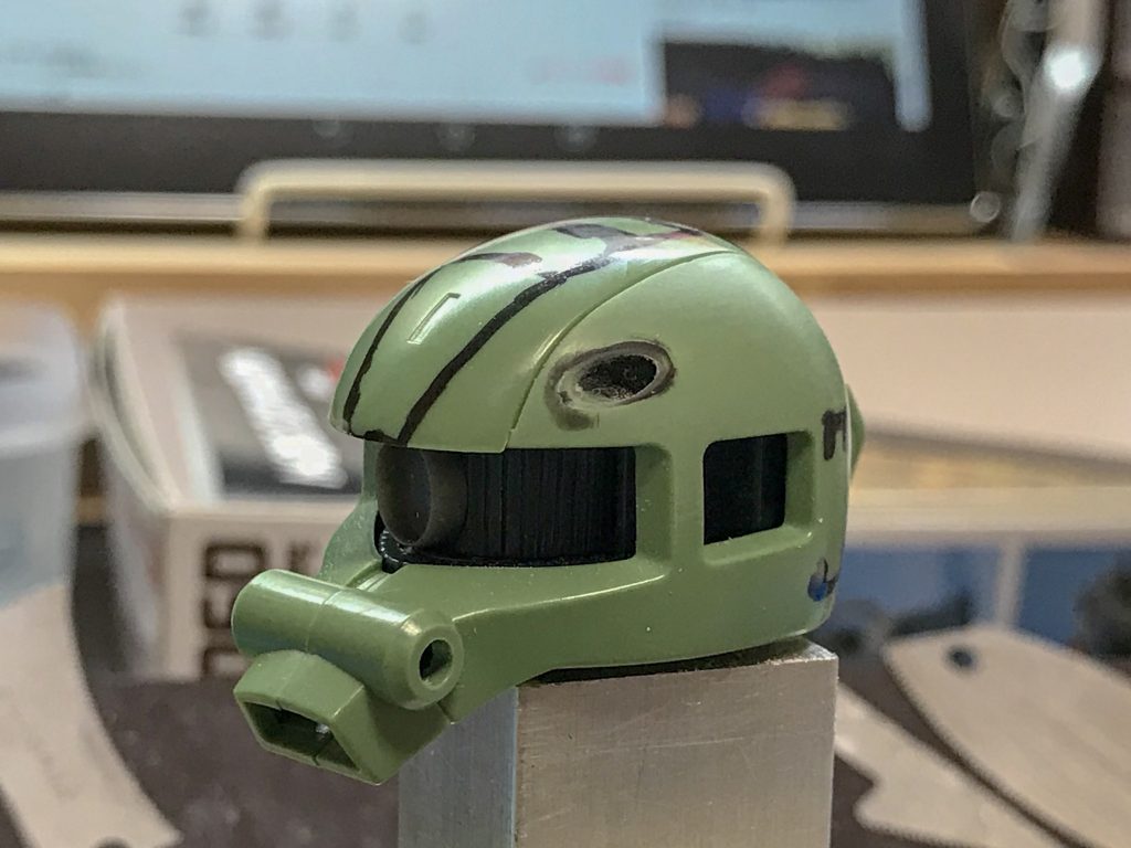 頭部もバルカンが埋め込まれていたりアンテナがあったりと細かく違うので、同様にベースを活かしつつ形状を整えていきました。